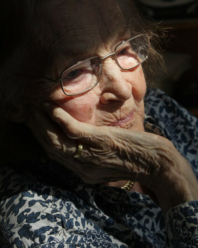 Dame âgée qui a bénéficié des soins infirmiers à domicile du SSIAD des Causses